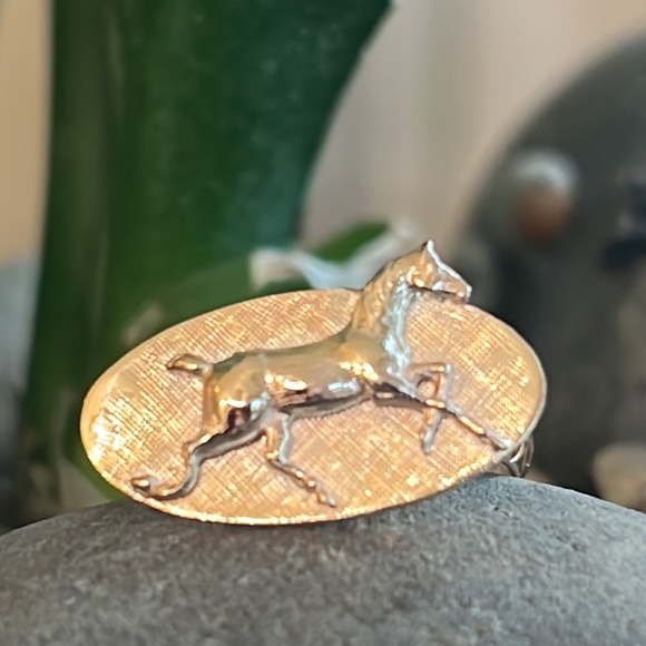 14k gold ring with horse and crosshatch background - Picture 11 of 17